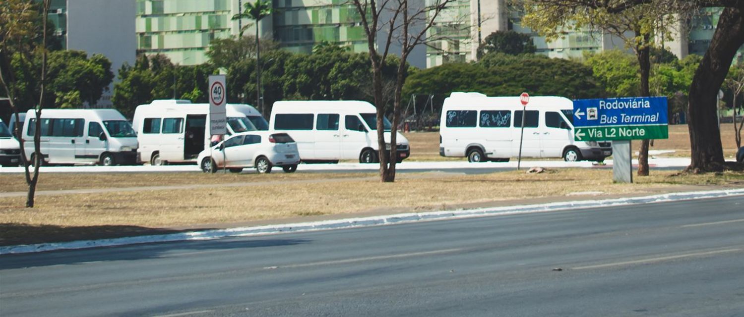 Avenida em Brasília com placa indicando Rodoviária e Via L2 Norte